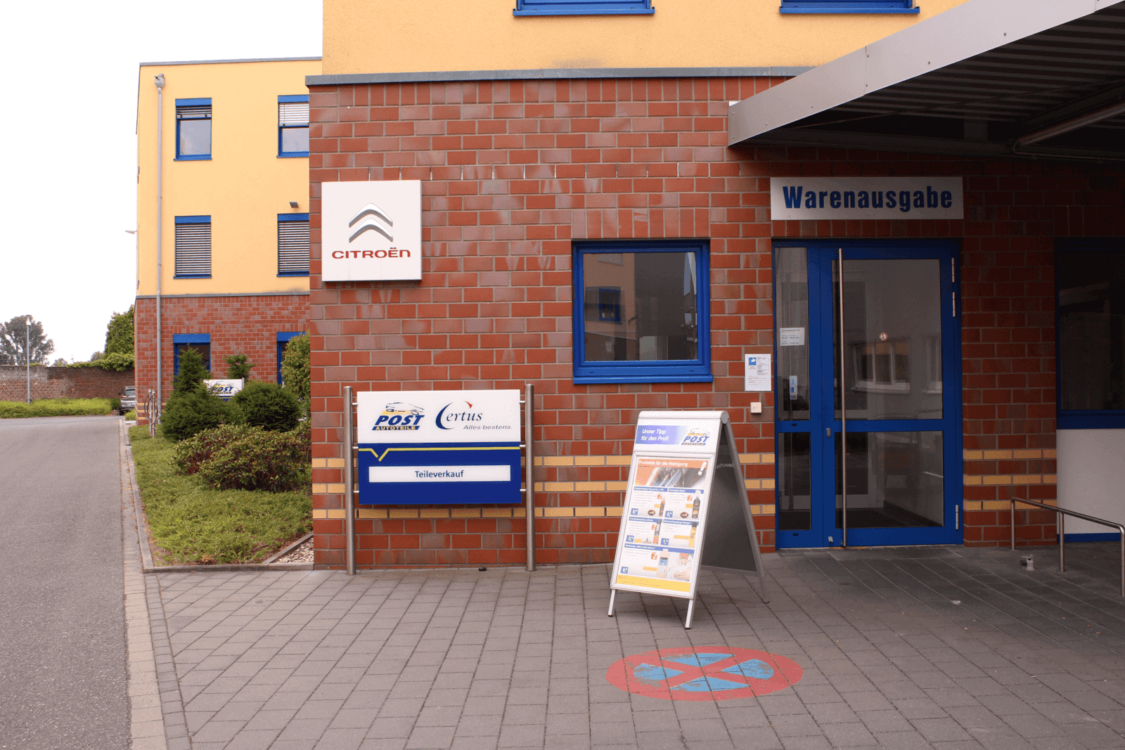 Eingang des Teileverkaufs von Autoteile Post